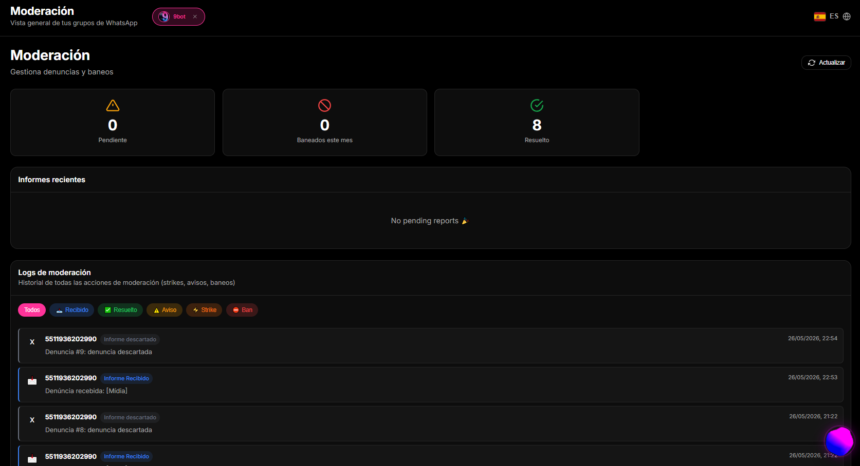 Logs de auditoría de moderación y reportes de tráfico analítico en el dashboard de 9bot.